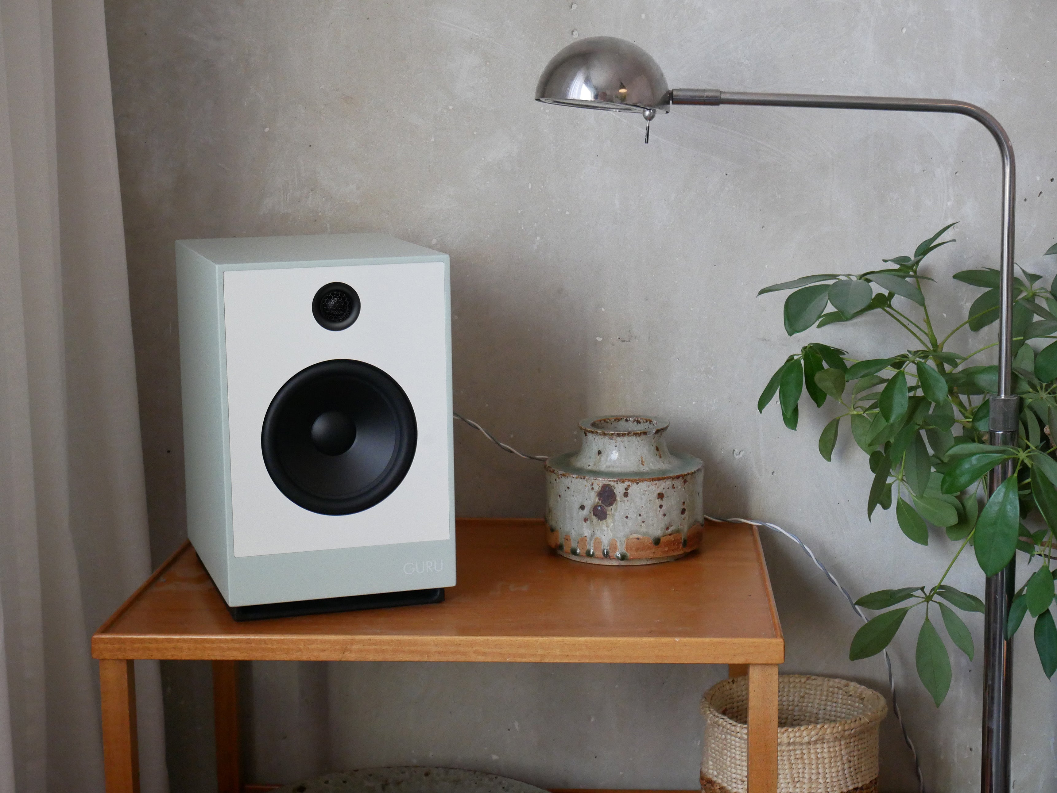 Guru Audio Q10 スピーカー、専用スタンド付 Standpoint Q10 – Guru Loudspeakers